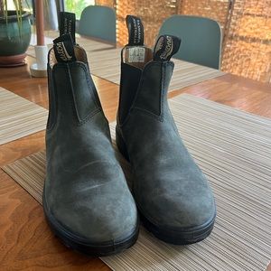 Dark grey suede Blundstone boots. Size 5 (AUS) which is like a size 7.5 (US).